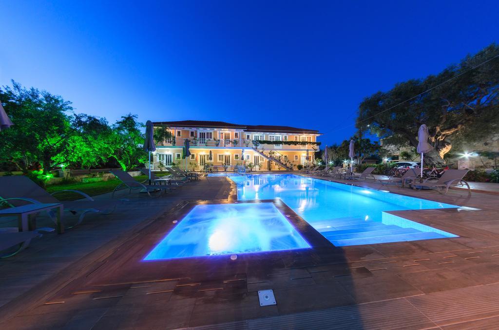 Artemis Apartments Kypseli Bagian luar foto