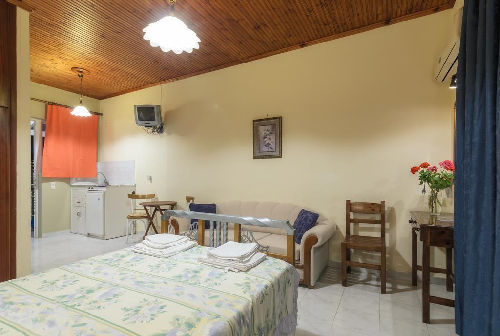 Artemis Apartments Kypseli Bagian luar foto