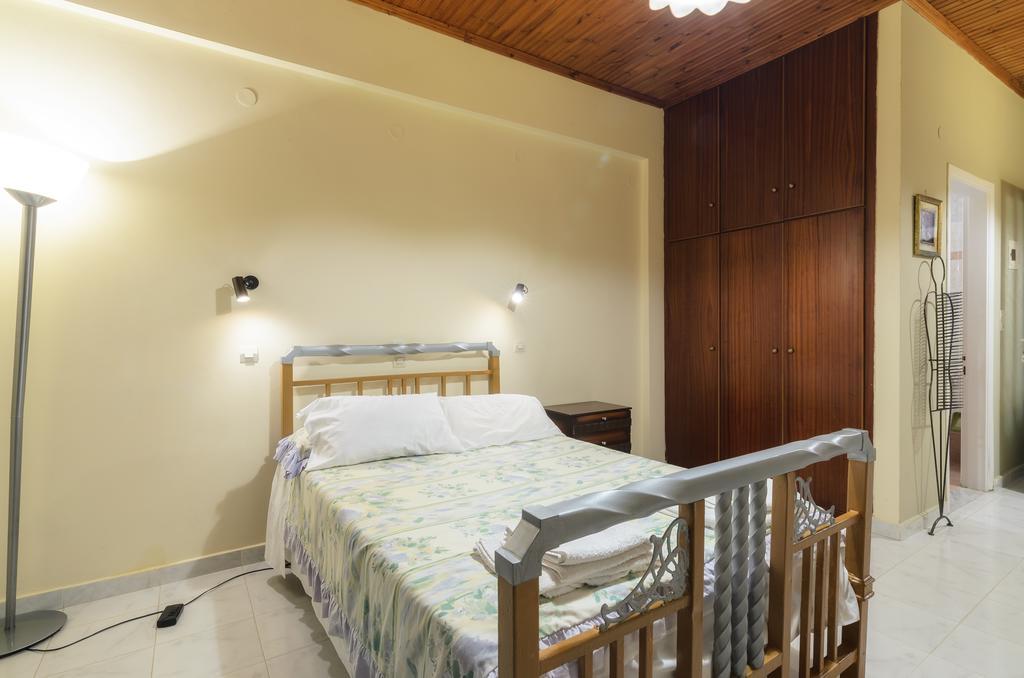 Artemis Apartments Kypseli Bagian luar foto