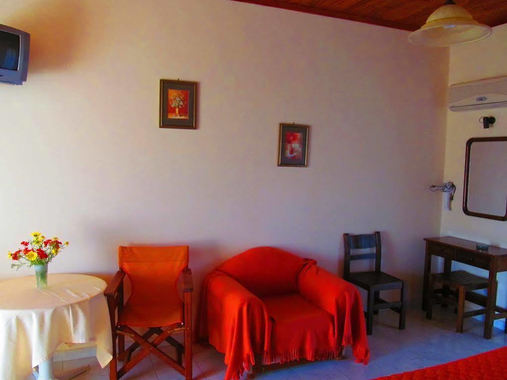 Artemis Apartments Kypseli Bagian luar foto
